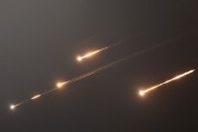 六爻测试伊朗以导弹齐射回应以色列的大规模袭击