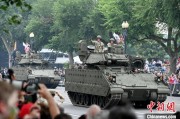 六爻测试美国纪念陆军成立250周年阅兵仪式在华盛顿举行
